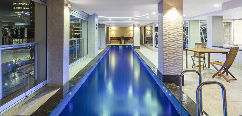 Oaks Emby Serviced Apartments Adelaide Official Website Accommodation Adelaide Cbd With Long Outdoor Swimming Pool Views Of City At Oaks Emby Hotel