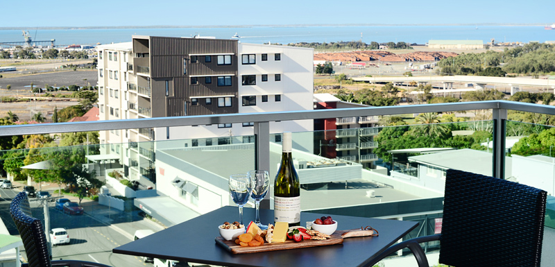 Oaks Grand Gladstone Official Website Hotel Gladstone Hotel Balcony With Table And Chairs In 1 Bedroom Apartment Wi Fi Near